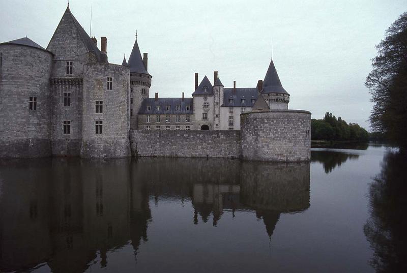 RWT 0280 320-18 France Loire Chateau Near Orleans.jpg